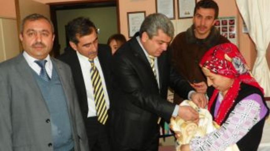 Mevlit Kandili'nde doğan bebeklere altın taktılar