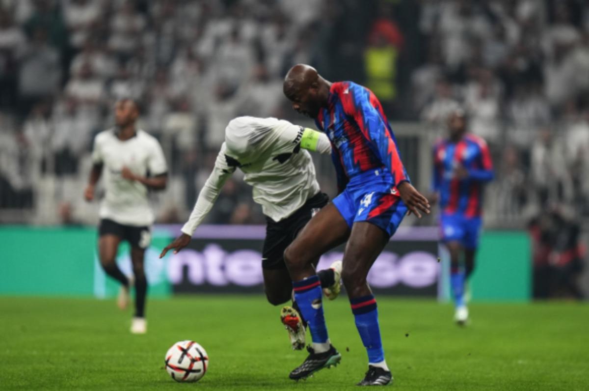 Beşiktaş-Crystal Palace karşılaşmasının önüne geçen an! Önünü görmeden topu almaya çalıştı 1