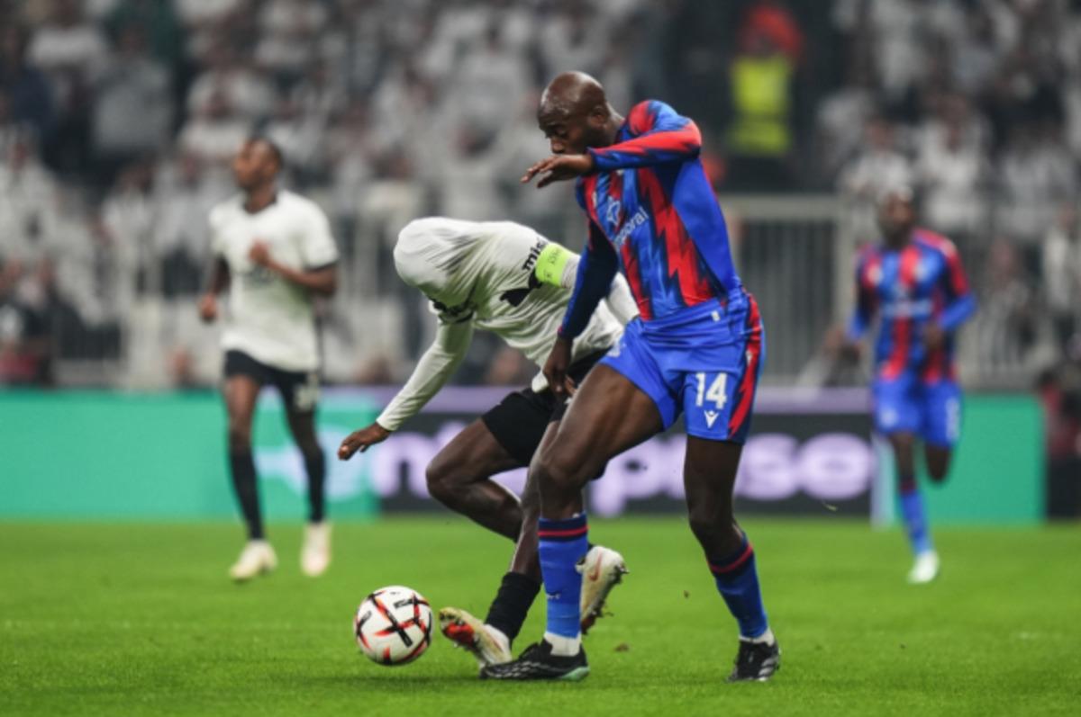 Beşiktaş-Crystal Palace karşılaşmasının önüne geçen an! Önünü görmeden topu almaya çalıştı 2