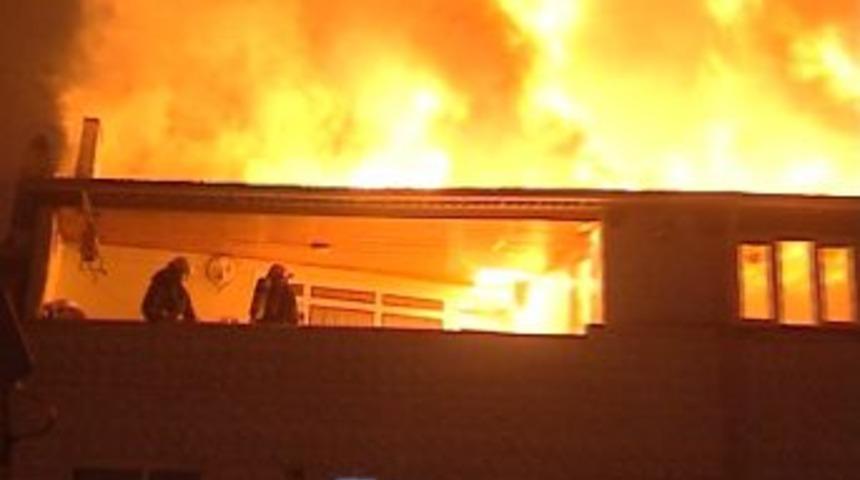 Alevler arasında kalan iki itfaiyecinin imdadına arkadaşları yetişti