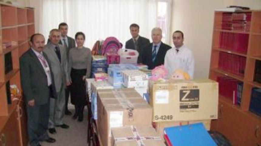 Bursalı &ouml;ğrencilerden Karslı okuldaşlarına kırtasiye kardeşliği