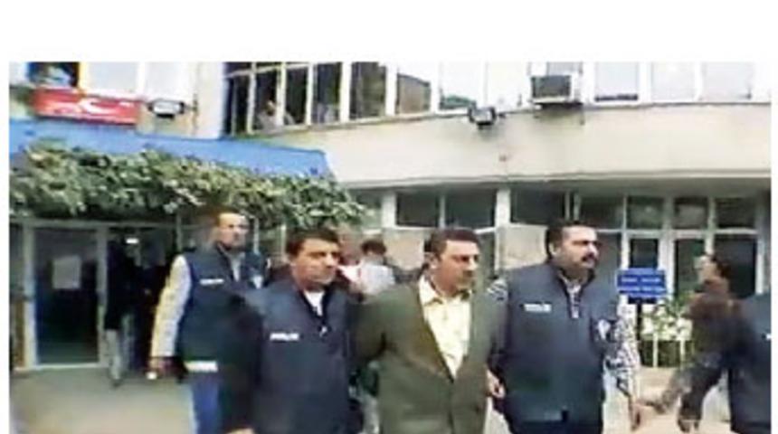 Jandarma uyudu, uyuşturucu baronu ka&ccedil;tı