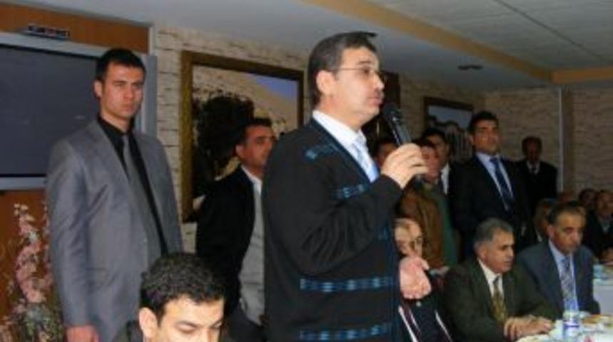 Vali G&uuml;ven&ccedil;: Susuz k&ouml;y ve &ccedil;amurlu yollara isyan ediyoruz