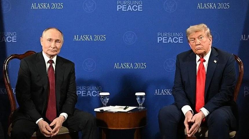 Clinton'dan &ccedil;arpıcı Trump iddiası! 'Putin'in elinde videoları var' diyerek a&ccedil;ıkladı: "D&uuml;nyayı 3'e b&ouml;lecekler"