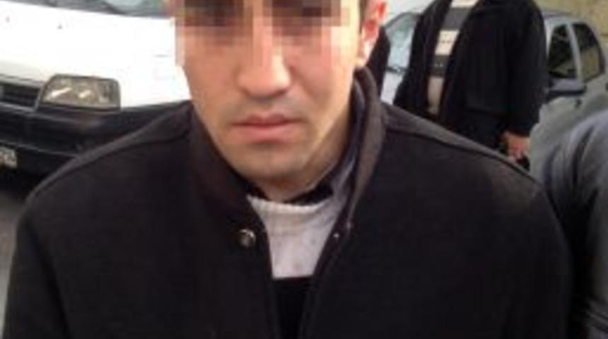 Firari asker taşla vurduğu kadının &ccedil;antasını gasp etti