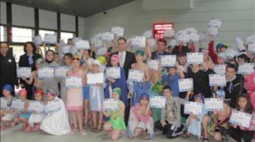 Bursa'da bin 427 &ccedil;ocuk yarıyıl tatilinde y&uuml;zme &ouml;ğrendi