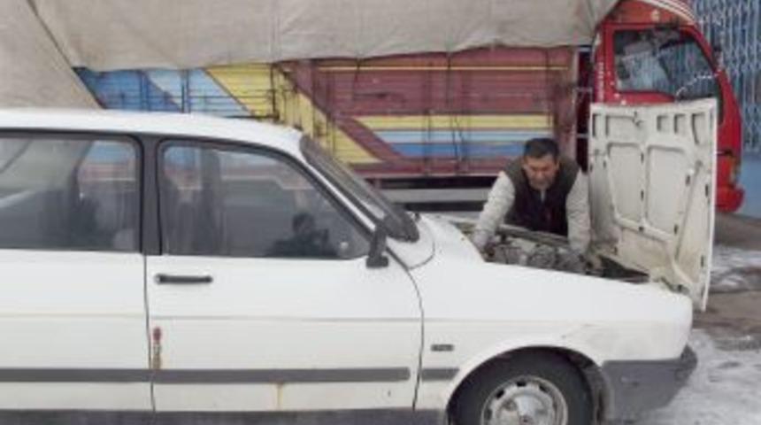 Soğuk havalar oto tamircilerinin işini de zorlaştırıyor