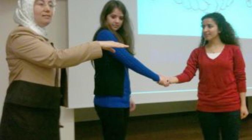 &Uuml;niversite &ouml;ğrencilerine beden dili eğitimi verildi