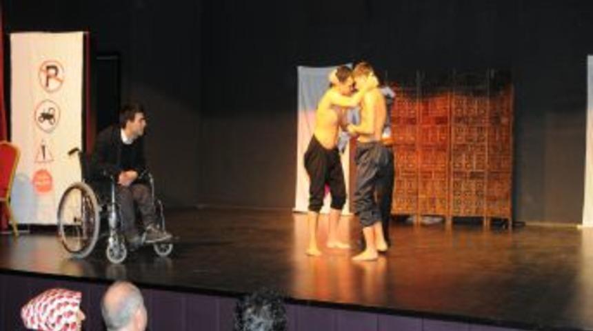 Engelli tiyatrocuların oyunu beğeni kazandı