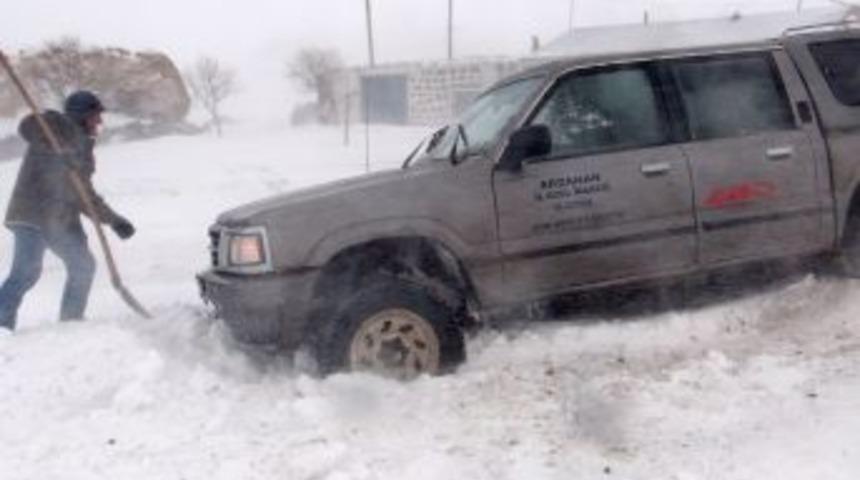 Ardahan&rsquo;da kar yağışının ardından tipi ulaşıma ge&ccedil;it vermiyor