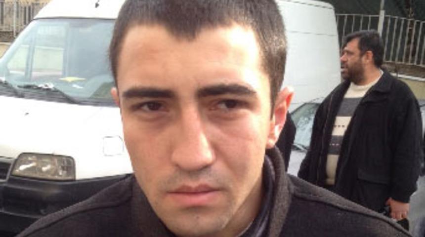 Başına taşla vurup &ccedil;antasını gasp etti