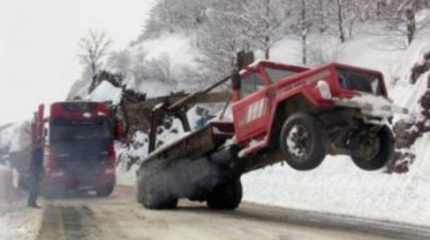 Hopa Cankurtaran Ge&ccedil;idi'nde buz tutan yolda ulaşım g&uuml;&ccedil;l&uuml;kle sağlanıyor