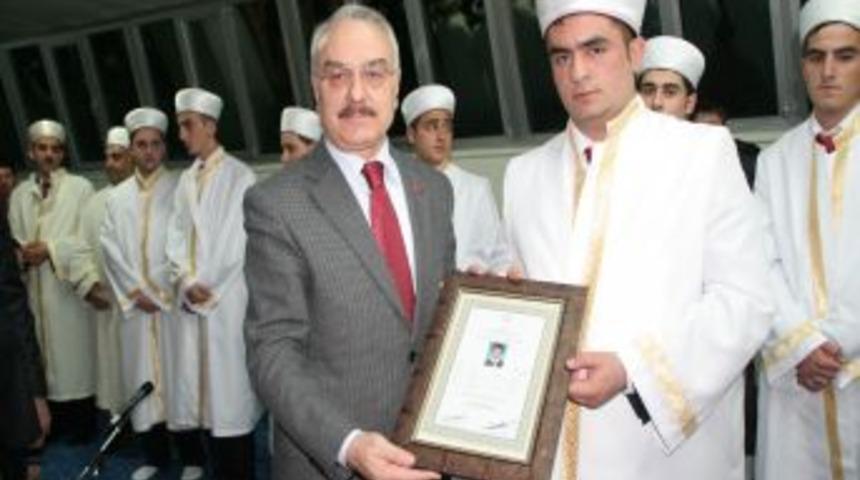 Hafızlar icazet t&ouml;reni ile belgelerini aldı