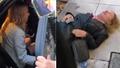Soru sormak isteyen gazeteciyi m�dahalesiyle bay�ltt�