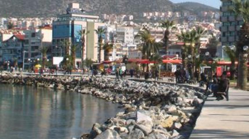 Kuşadası&rsquo;nda kar gitti, bahar geldi