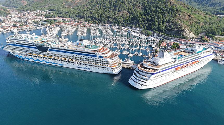 Marmaris'e 2 kruvaziyerle 2 bin 916 turist geldi