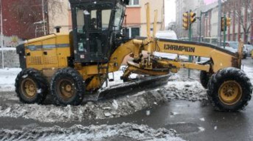 Kar kapatıyor belediye ekipleri a&ccedil;ıyor