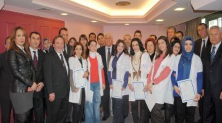 Başarılı kuaf&ouml;rler sertifika aldı