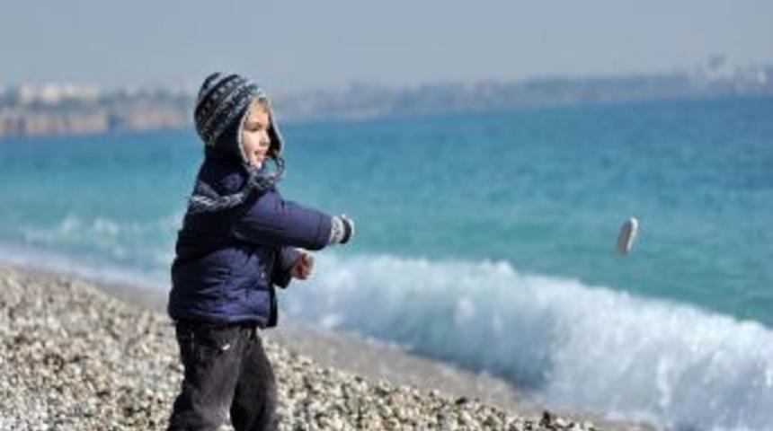 Sahilde sıcak havanın tadını &ccedil;ıkardılar