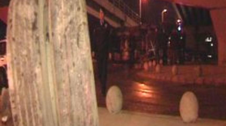 Kamyon k&ouml;pr&uuml;den u&ccedil;tu, s&uuml;r&uuml;c&uuml; &ouml;l&uuml;mden d&ouml;nd&uuml;