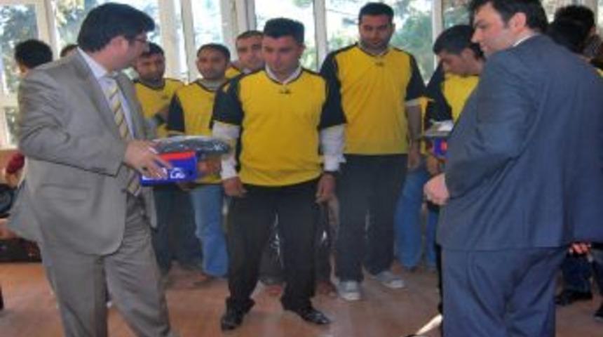 Eskişehirspor, Suru&ccedil; Gen&ccedil;likspor'a spor malzemesi yardımında bulundu