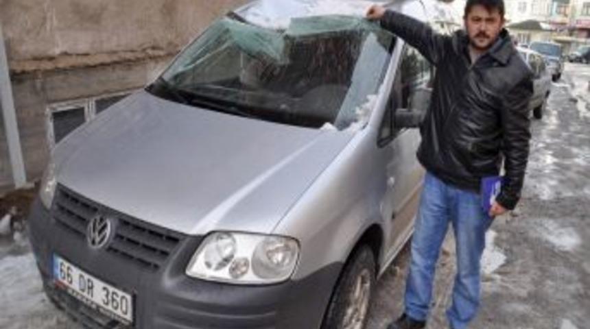 Yozgat&rsquo;ta &ccedil;atıdan d&ouml;k&uuml;len kar ve buz bir otomobile zarar verdi