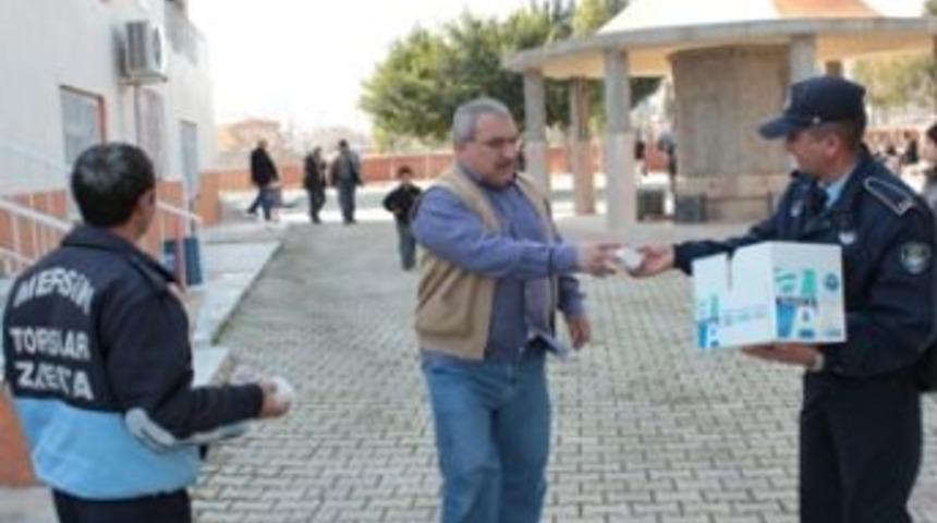 Toroslar Belediyesi kandil lokumu dağıttı