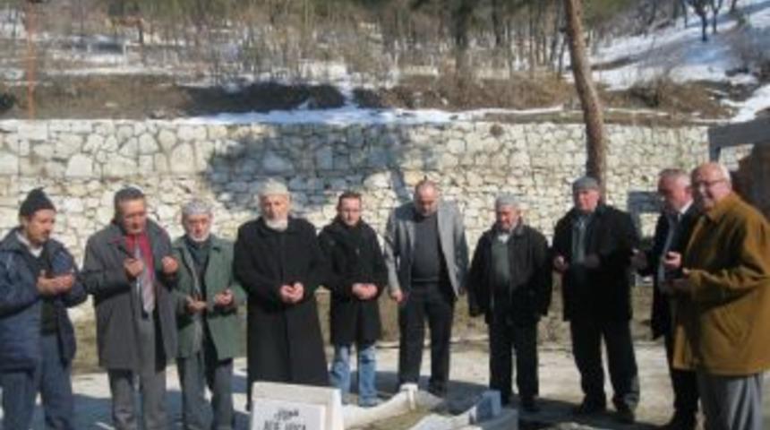 Torunları İskilipli Atıf Hoca'yı mezarı başında andı