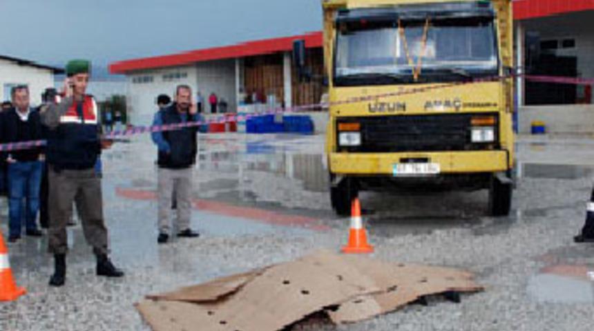 Kamyonun altında can verdi