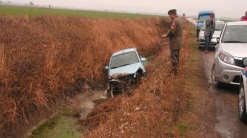 Kanala u&ccedil;an otomobilden burnu kanamadan kurtuldu