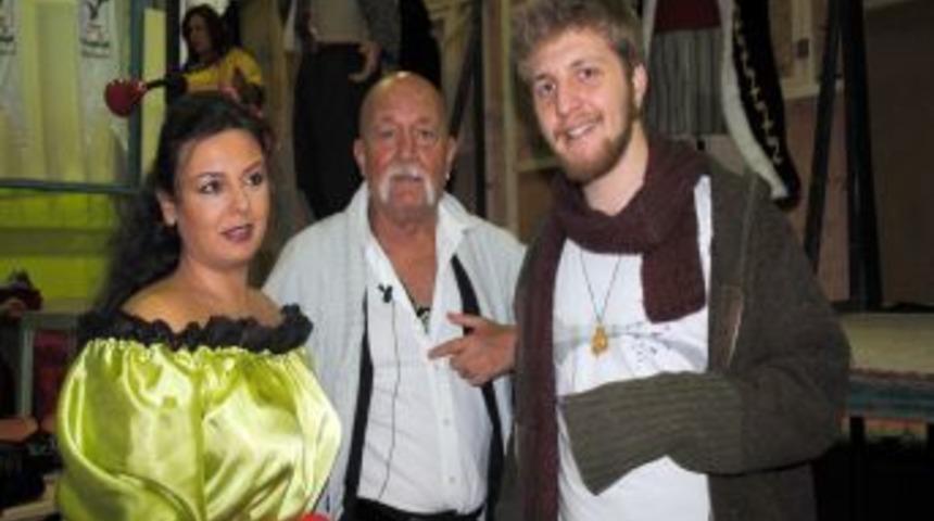 Sanat yaşamının 49 yılında oğlu ve kızıyla tiyatro sahnesinde buluştu