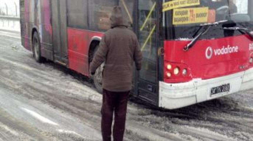 Karlı yollar s&uuml;r&uuml;c&uuml;lere zor anlar yaşattı