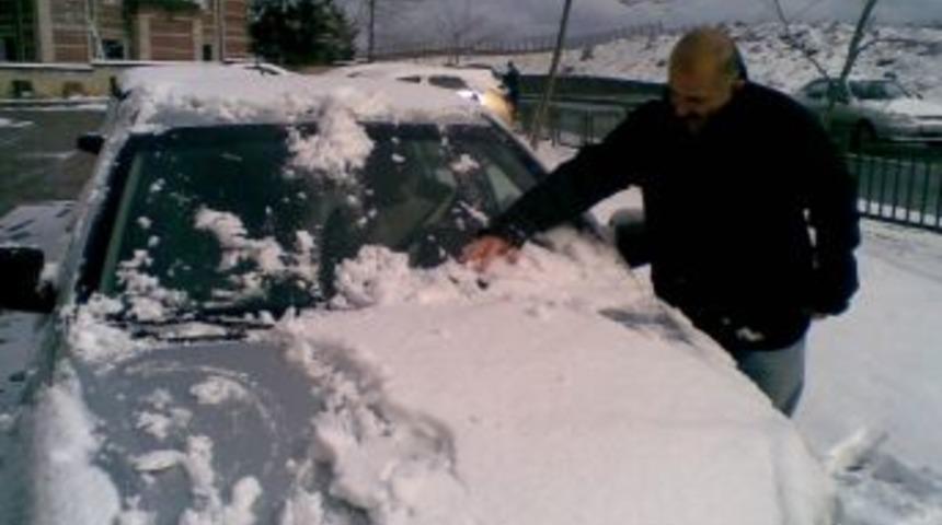 Kar yağışı İstanbul'un y&uuml;ksek kesimlerinde etkili oldu