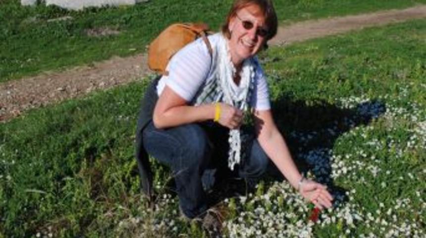 Side'de g&uuml;neş y&uuml;z&uuml;n&uuml; g&ouml;sterdi, turistler sıcak havanın keyfini &ccedil;ıkardı