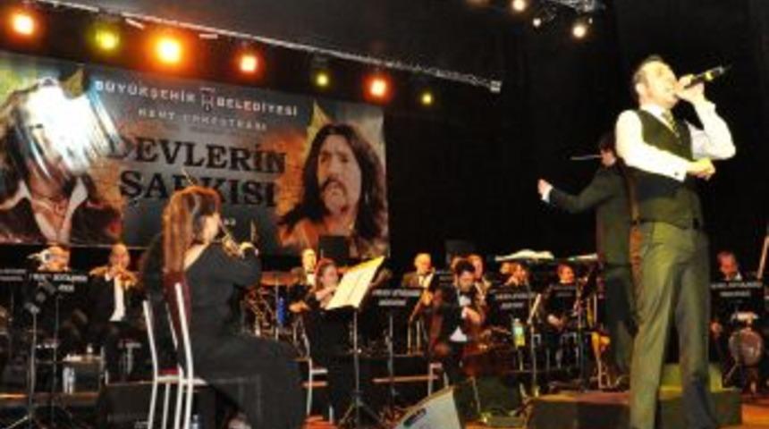 Barış Man&ccedil;o ve Cem Karaca şarkılarıyla anıldı