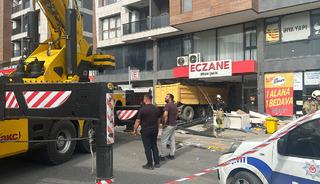 Freni boşalan hafriyat kamyonu eczaneye daldı! Ortalık savaş alanına d&ouml;nd&uuml;