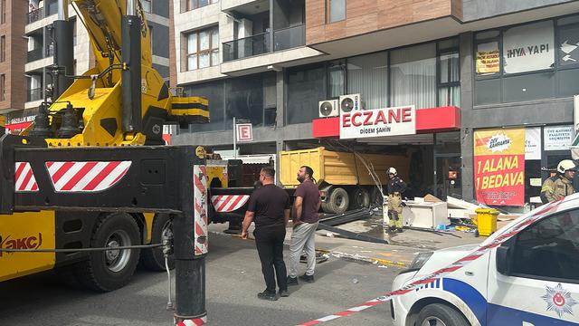 Freni boşalan hafriyat kamyonu eczaneye daldı! Ortalık savaş alanına d&ouml;nd&uuml;