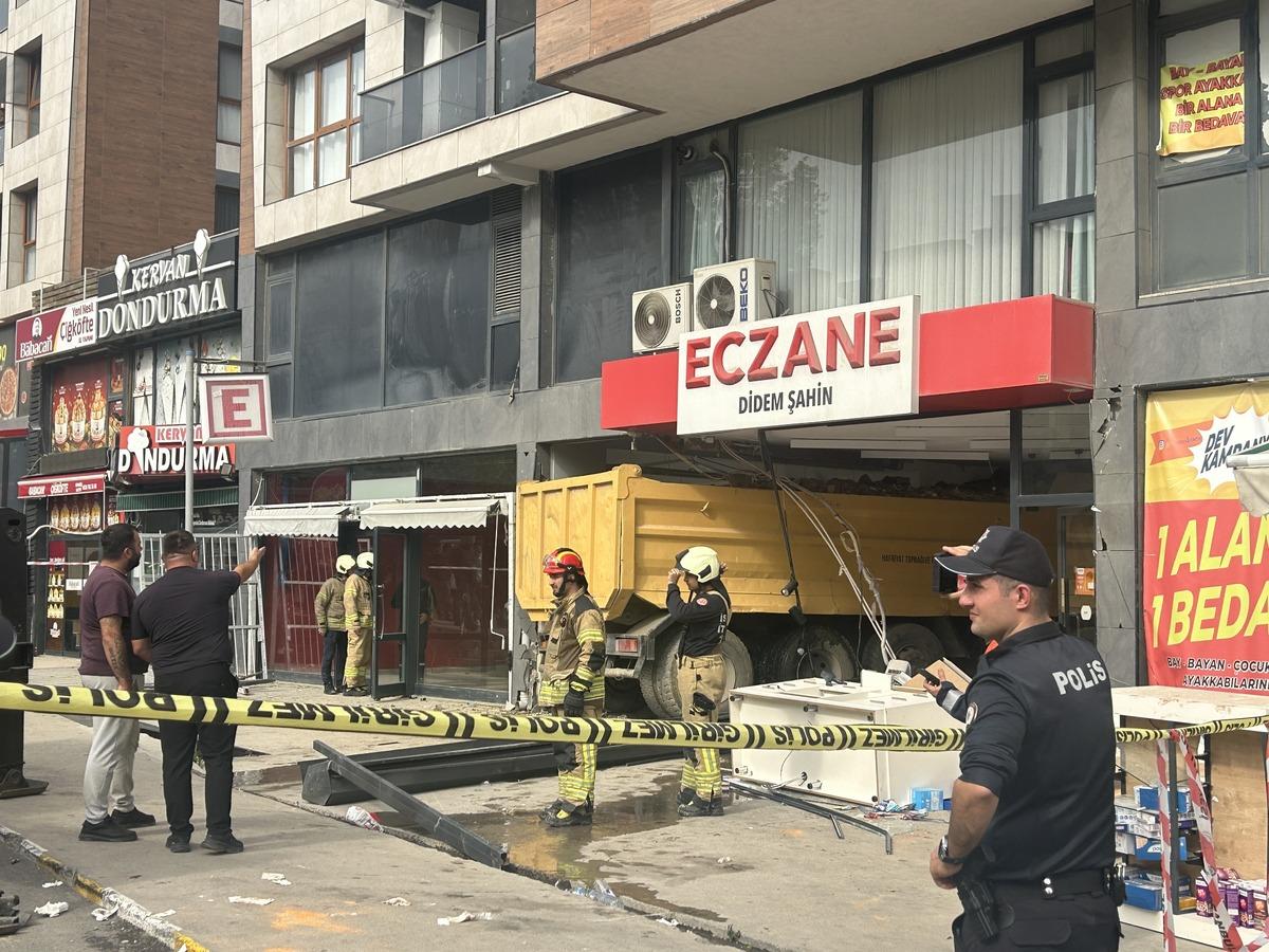 Freni boşalan hafriyat kamyonu eczaneye daldı! Ortalık savaş alanına döndü 1