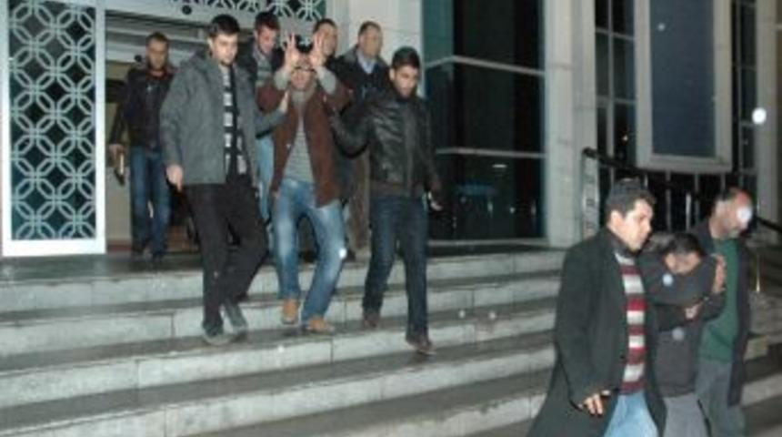 Sokak satıcılarına y&ouml;nelik operasyonda 3 kişi tutuklandı