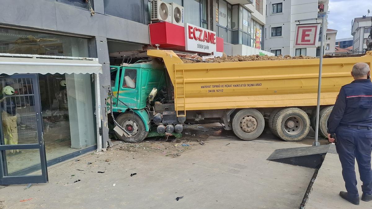 Freni boşalan hafriyat kamyonu eczaneye daldı! Ortalık savaş alanına döndü 5