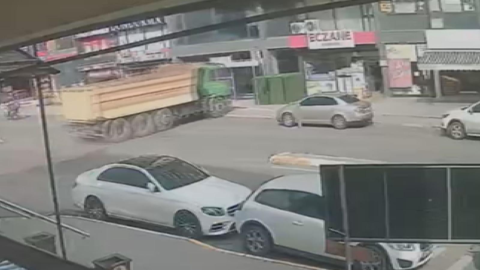 Pendik'te hafriyat kamyonunun eczaneye giriş anı kamerada! 📹