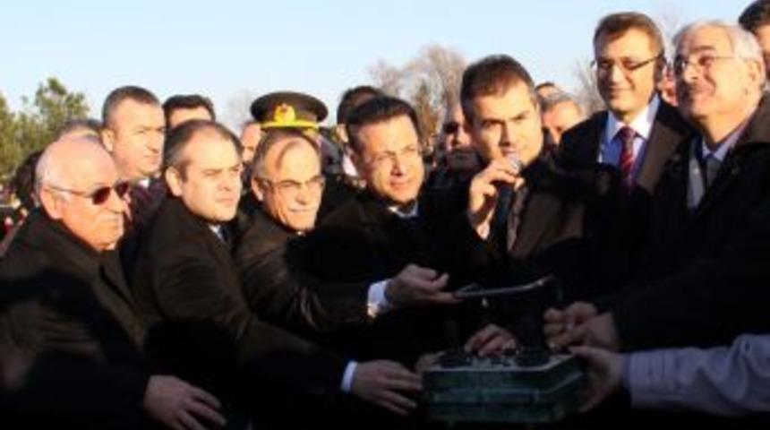 Gen&ccedil;lik ve Spor Bakanı Suat Kılı&ccedil;