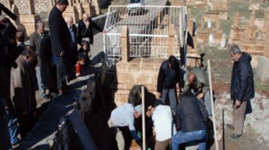 Almanya'da &ouml;ld&uuml;r&uuml;len Yezidi kız k&ouml;y&uuml;nde defnedildi