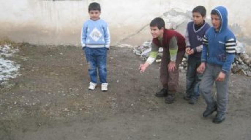 &Ccedil;ocukların bilye oyunu başladı