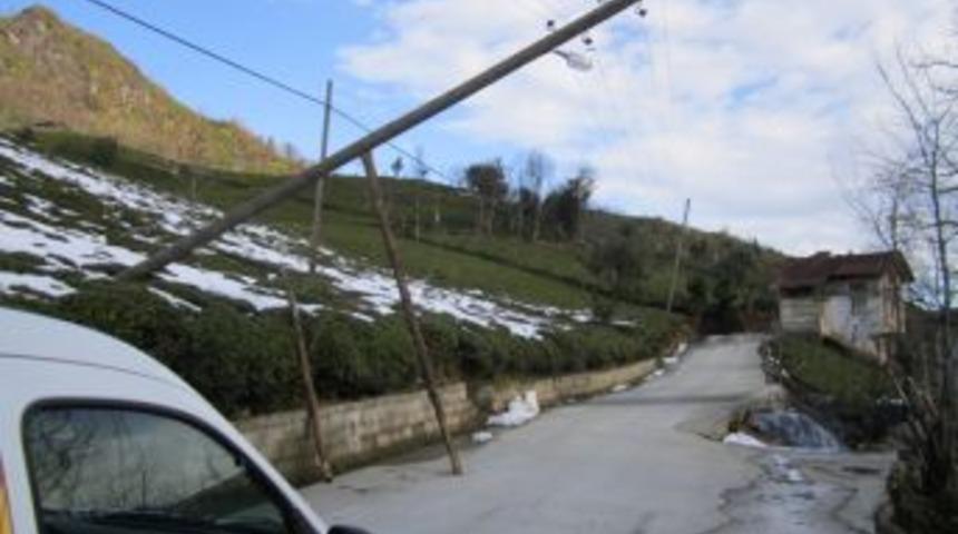 Rize'de elektrik direği tehlike sa&ccedil;ıyor