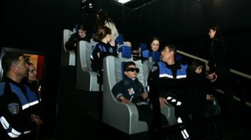 Depremzede &ccedil;ocuklara polis morali