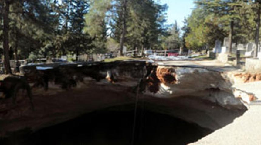 Mezarlığın ortasında g&ouml;&ccedil;t&uuml;