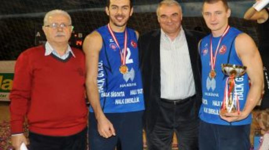 Plaj Voleybolu Ligi'nde birinci olan Halkbank&rsquo;ta b&uuml;y&uuml;k sevin&ccedil; yaşandı
