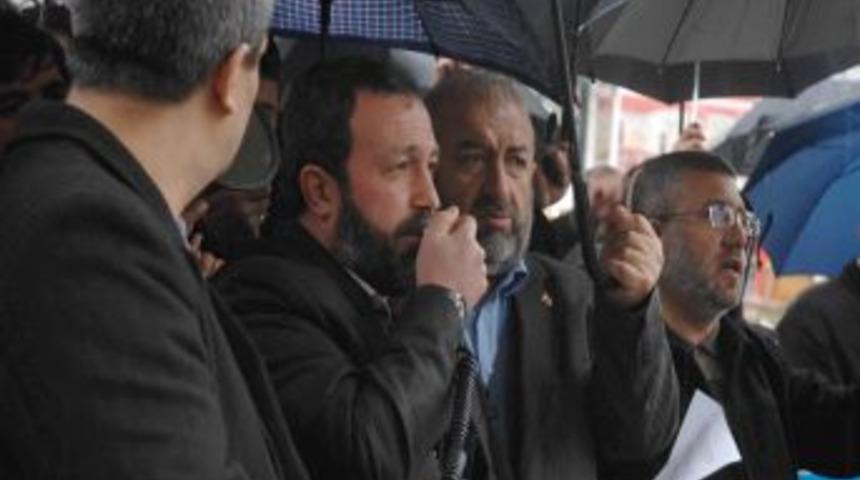 Antalya&rsquo;da sağanak yağmur altında 28 Şubat protestosu