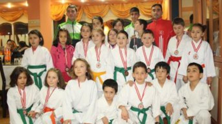 Dillioğlu Tesisleri'nden başarılı sporcuları teşekk&uuml;r yemeği